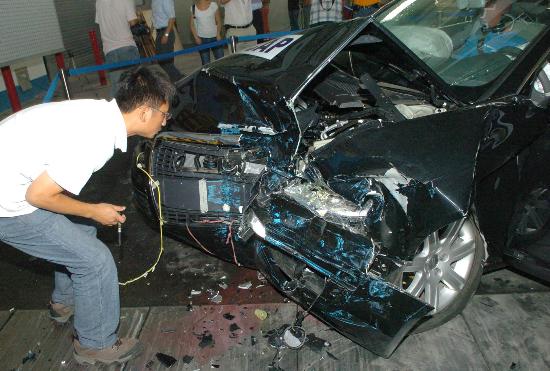 图文:汽车碰撞试验为汽车企业提供科学安全标