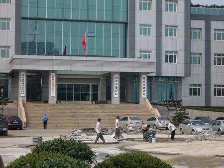 组图:江苏昆山拆除办公楼前华表