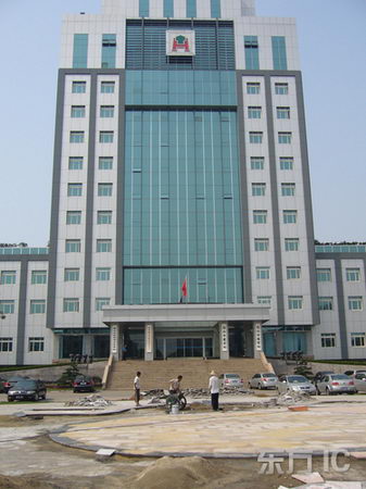 组图:江苏昆山拆除办公楼前华表