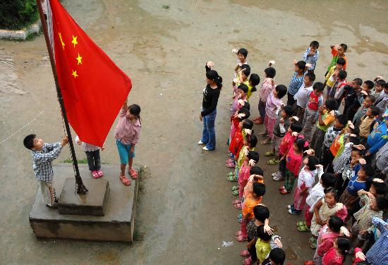 图文蒙洼灾区小学生进行升国旗仪式