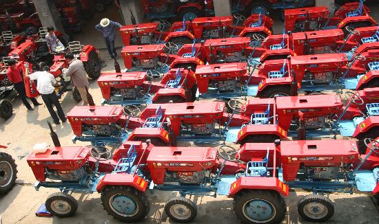 图文:安徽蒙城农民购农机备秋收(1)