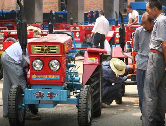 图文:安徽蒙城农民购农机备秋收(2)