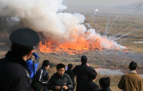 图文:武汉进行烟花销毁活动