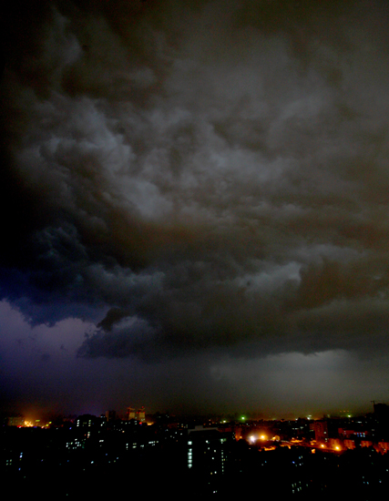 图文:武汉武昌区突下冰雹暴雨