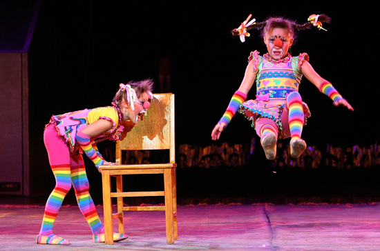 图文:俄罗斯2位小朋友表演滑稽节目