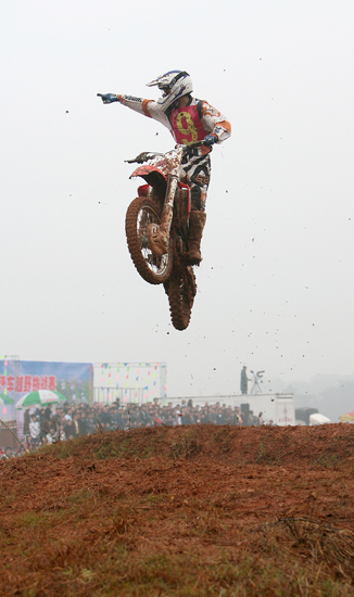 图文:越野摩托车腾空瞬间