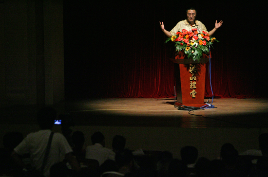 图文:水皮先生在为股民打气