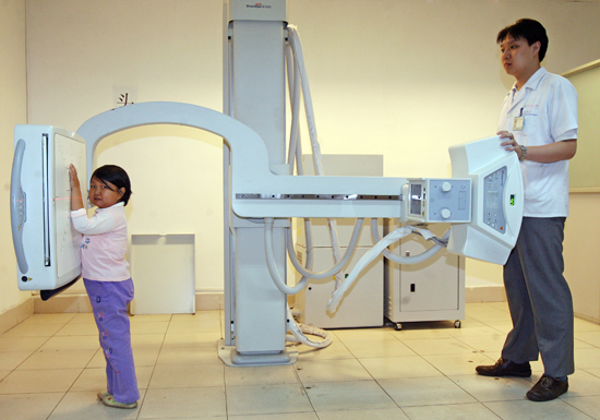 图文:袖珍女孩李春娥在武汉同济医院做检查