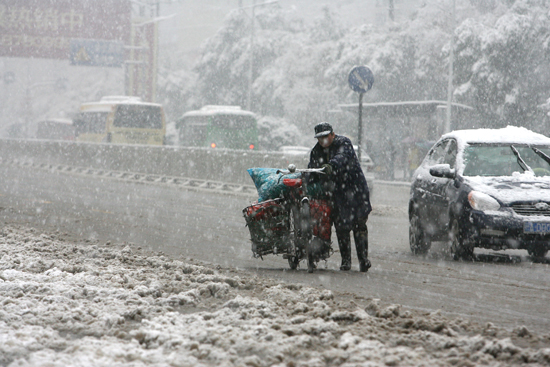 图文:骑车的市民艰难地走在路上