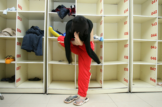 图文:李丰强用脚穿上衣