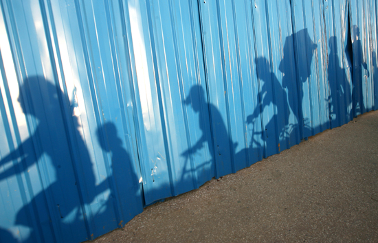 图文:阳光将影子印刷在墙上