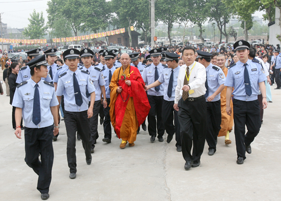 图文:隆印法师在警察的护送下离开庆典现场
