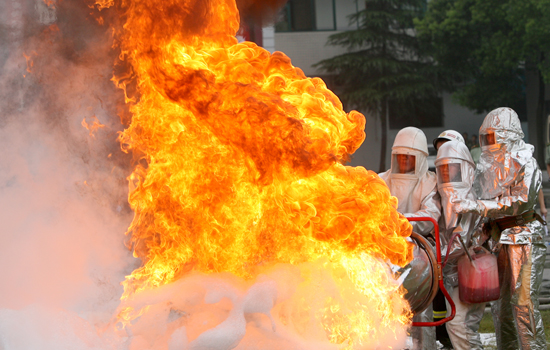 图文:消防员操作高倍数泡沫灭火设备
