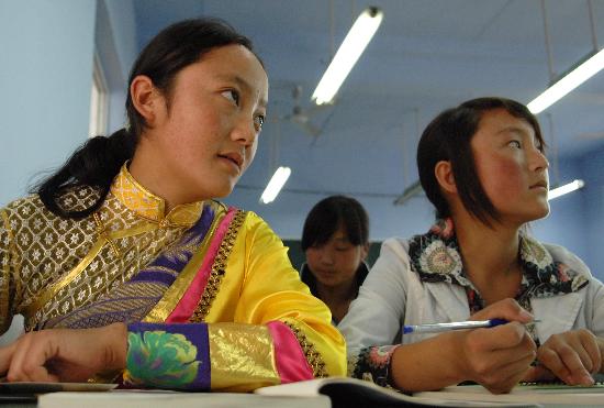图文:300藏族贫困生到都市读高中