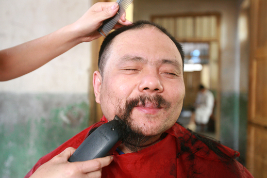 精神院患者剃胡子