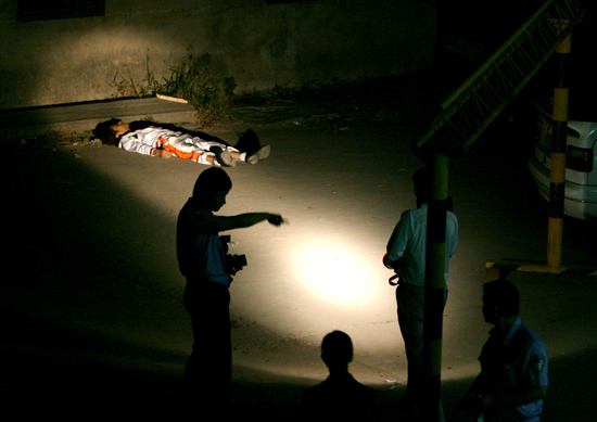 图文:溜冰场附近年轻男子被打身亡