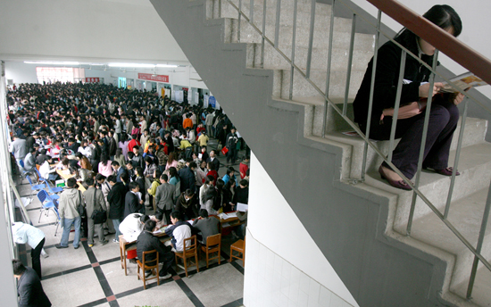 图文:湖北大学招聘会现场