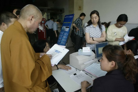 图文:股市太火 僧人也开户