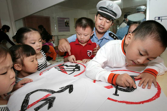 图文:交通安全 从娃娃抓起