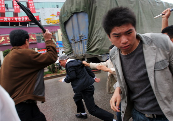 图文:保安队长引众怒惨遭商贩围殴