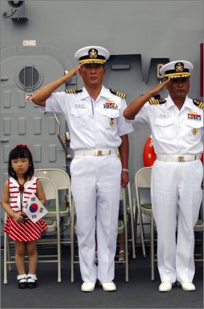 组图:韩国海军巡航舰队访问上海