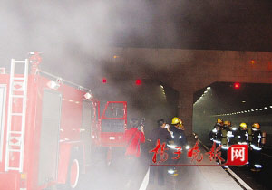 南京九华山隧道轿车爆燃(组图)
