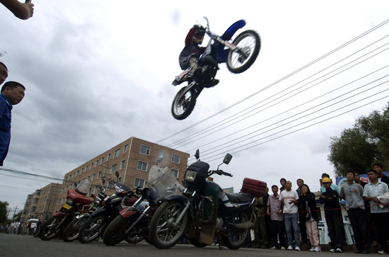 图文:飞跃表演现街头