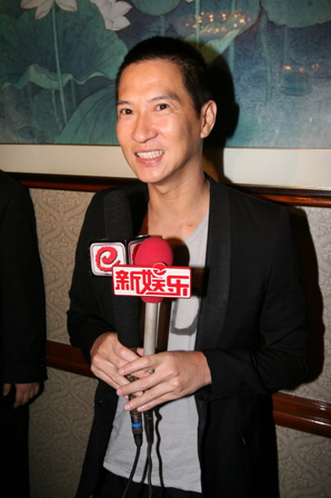 组图:张家辉接受采访
