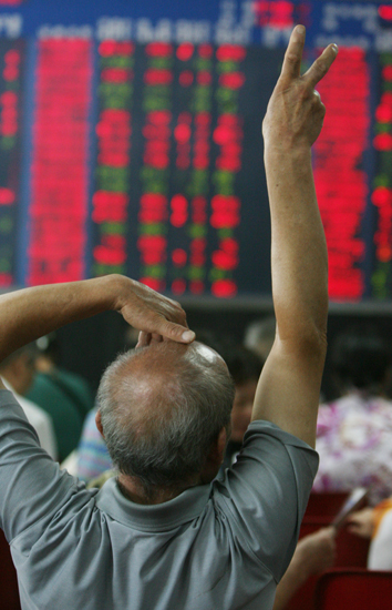 图文:武昌证券交易所内看盘的股民