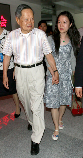 组图:杨振宁夫妇来汉