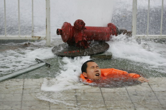 图文:撞断消防栓 水喷六米高