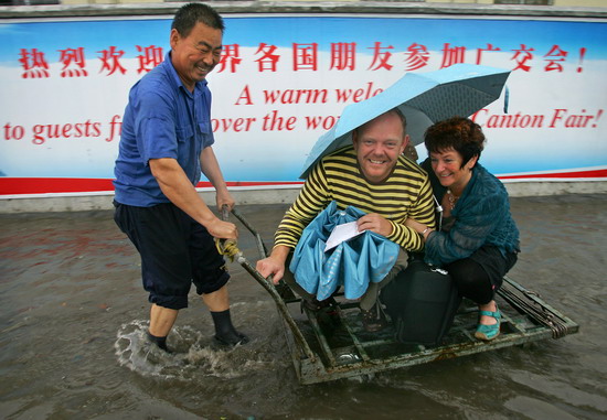 图文:暴雨淹广州 老外入乡随俗