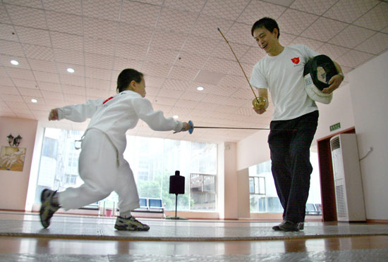 图文:5岁男孩学习击剑