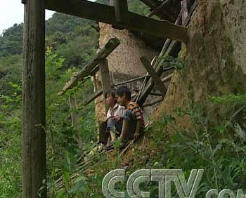 图文:姐弟俩相依为命