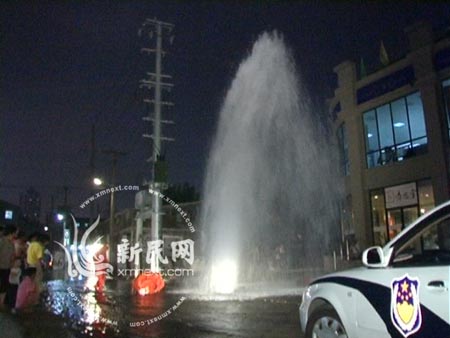 上海虹口区消防栓被撞断水流成河(组图)