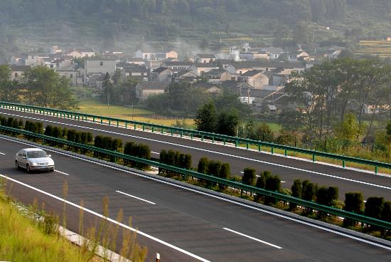 图文:安徽首条生态高速公路即将通车(1)