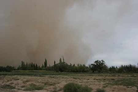 组图:新疆312国道哈密段遭遇强沙尘暴