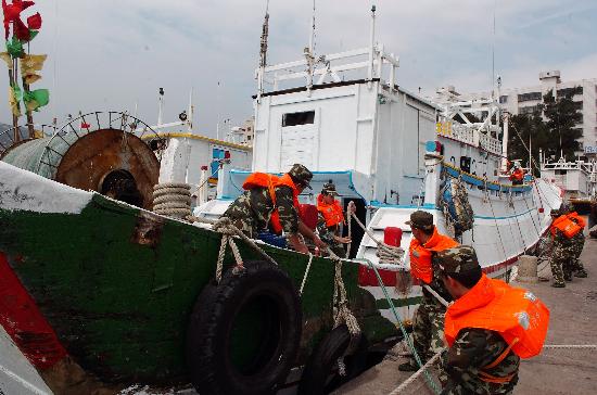 图文:福州长乐官兵加固台湾船只