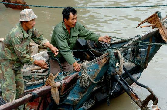 图文:福建连江筱埕镇蛎坞村渔民在加固渔船
