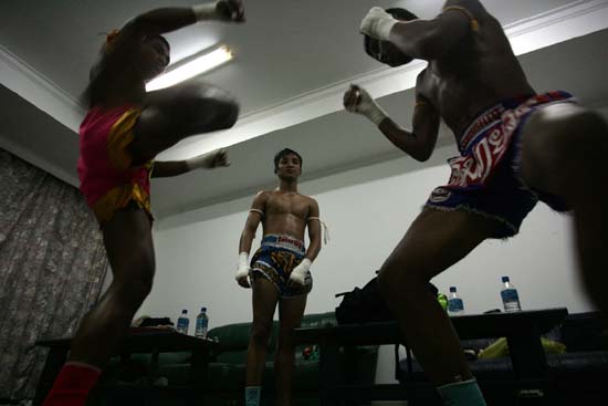 图文:泰拳手在休息室内相互切磋