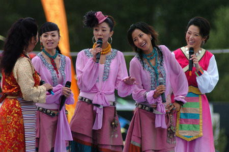 图文:主持人采访阿佳组合