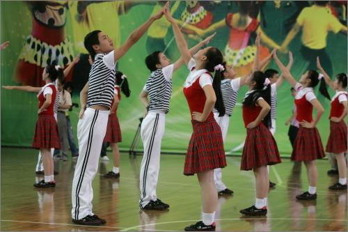 图文:上海推广第一套全国中小学校园集体舞