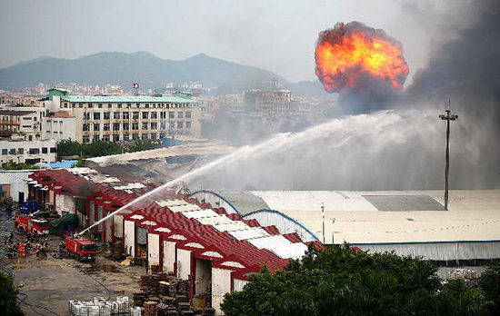 图文:黄埔区南岗镇物流仓库着火