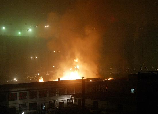 图文:重庆主城一制药厂生产车间发生火灾(1)