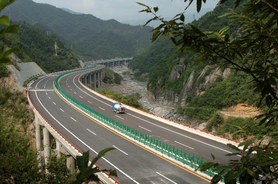 图文:西汉高速:桥隧相连成秦岭新景观(3)