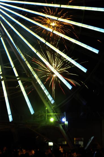 图文:烟花在北京石景山游乐园上空绽放