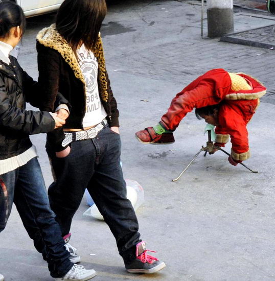 图文:耍<em>杂技</em>的<em>女孩</em>又现街头