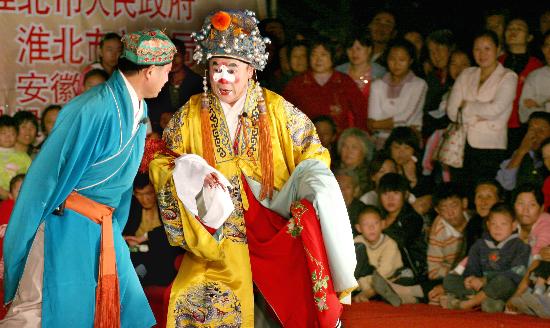 图文:演员在戏台上为市民表演豫剧<em>郎才女貌</em>_新