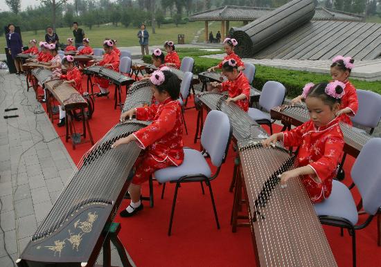 图文:孩子们在演奏古筝名曲
