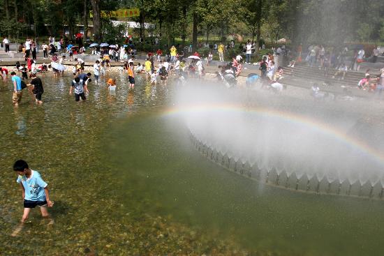 图文:游人下水摸淘雨花石